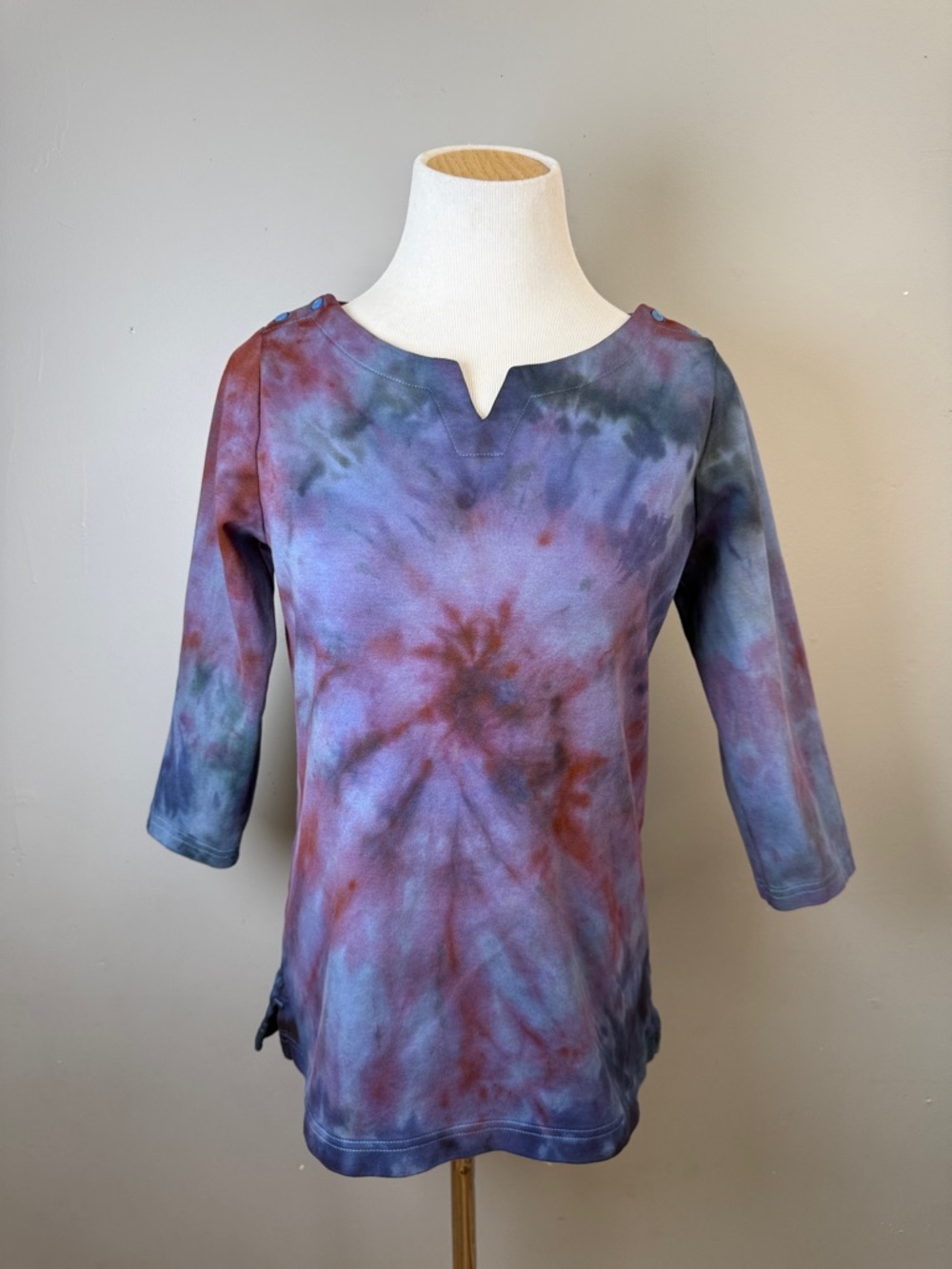 Women's Tie-Dye Notch Neck 3/4 Sleeve Top - Red & Blue